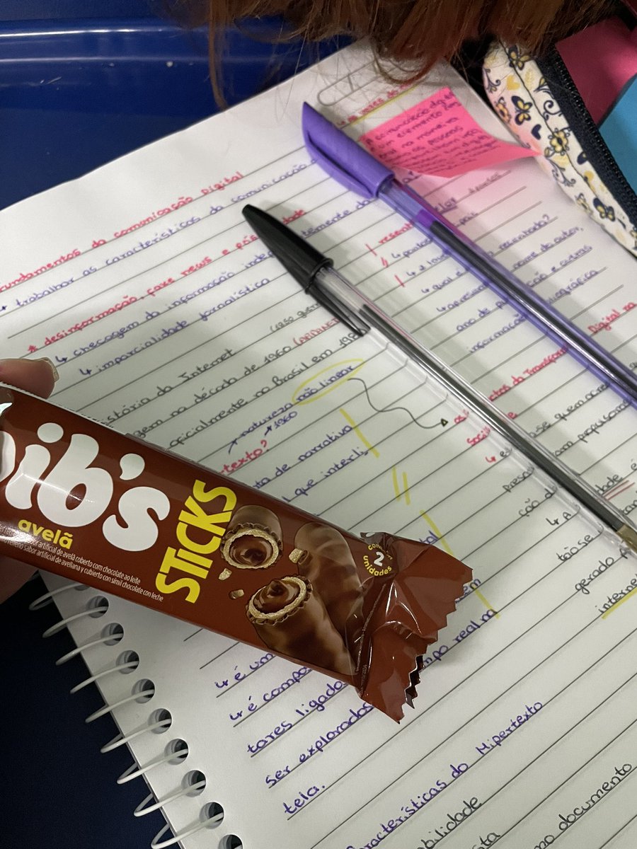 studyweege's tweet image. aula de hoje sobre comunicação digital (achei super fofo minha colega trazer um chocolate pra mim 🥰