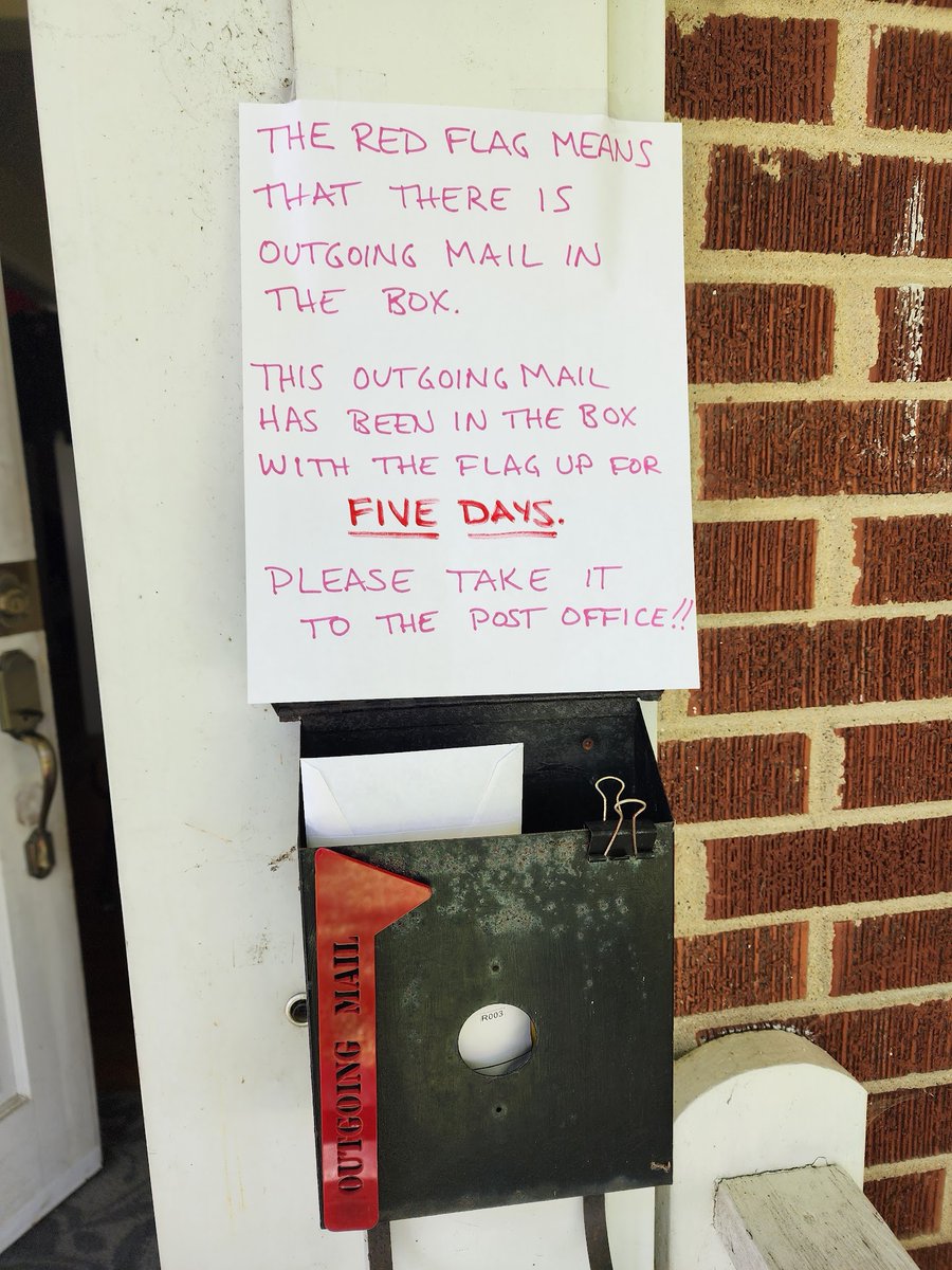AVAAntares's tweet photo. Is @USPS  just not teaching postal workers what the flag means anymore??

I was quarantining at home while I was sick &amp; couldn't go to post office, so I was trying to ship orders from home. Out of the 10 days I had outgoing mail in the box, it got picked up ONCE. #thanksdejoy https://t.co/JpmGNLjAXS