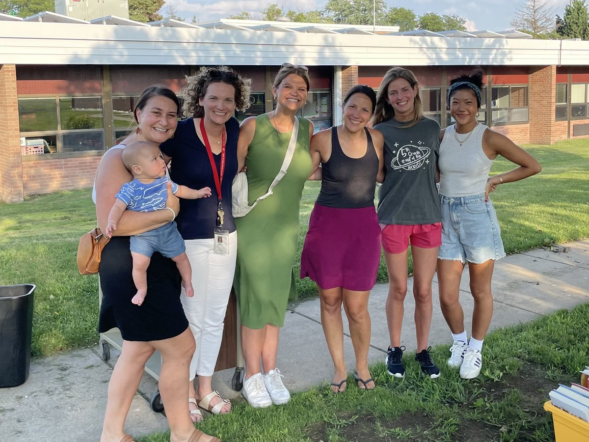 d61reyes's tweet photo. Books on Blankets…fun books shared with families tonight! See you in August! #d61learns #lacereadstogether @D61Lace https://t.co/4Ds2hdMzSK