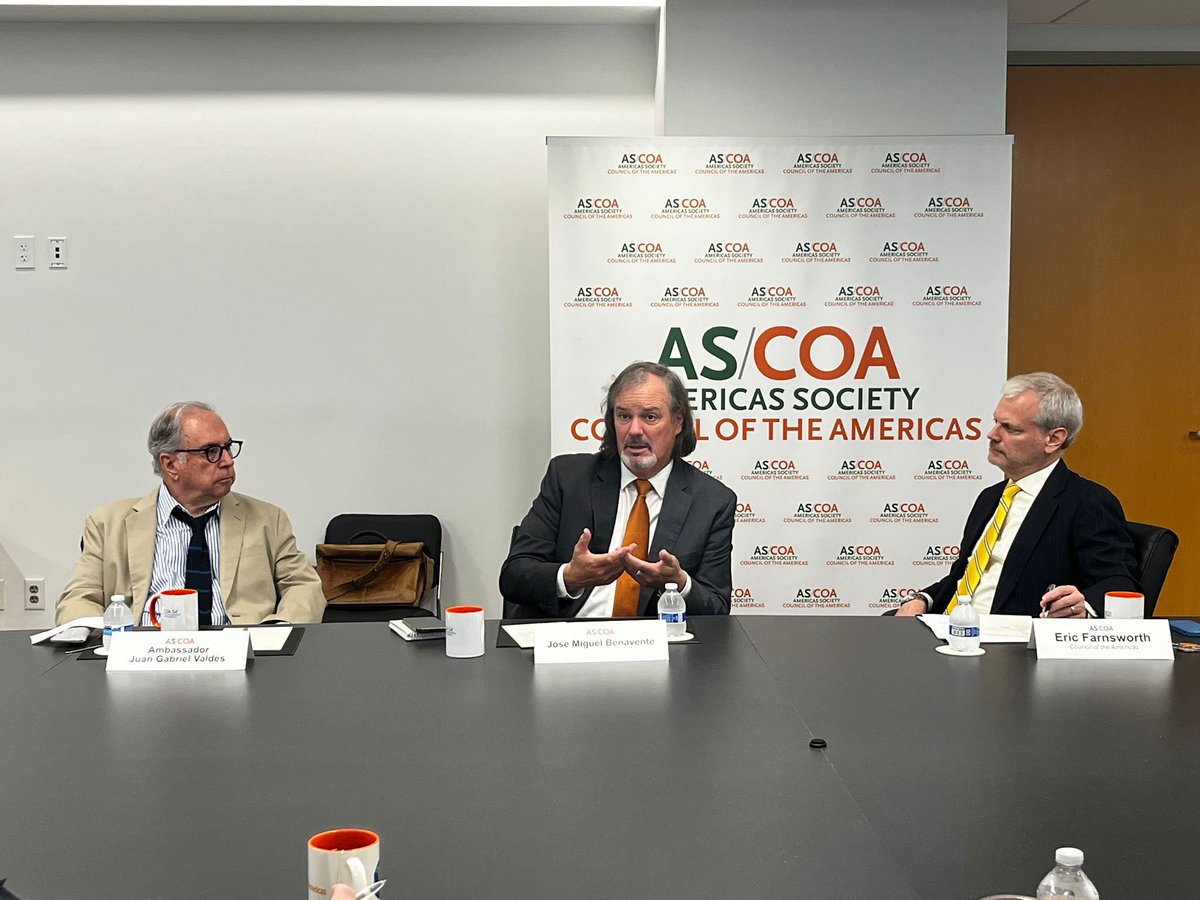 En Washington nuestro VPE <a href="/JMBenavente/">JoseMiguel Benavente</a> presenta la Estrategia Nacional del Litio, sus oportunidades y avances ante el <a href="/ASCOA/">Americas Society/Council of the Americas</a>, liderado por <a href="/ericfarns/">Eric Farnsworth</a>, junto al Embajador <a href="/jg_valdes/">Juan Gabriel Valdes</a> y Beatriz Herrera de <a href="/InvestChile/">InvestChile</a>