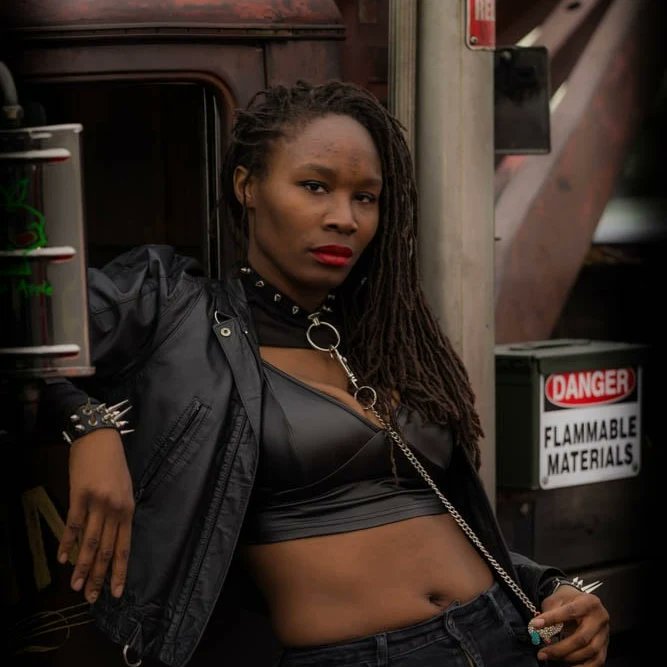 2 sides of me... which one would you like?   🖤 or 💖 https://t.co/3SPzl3635x