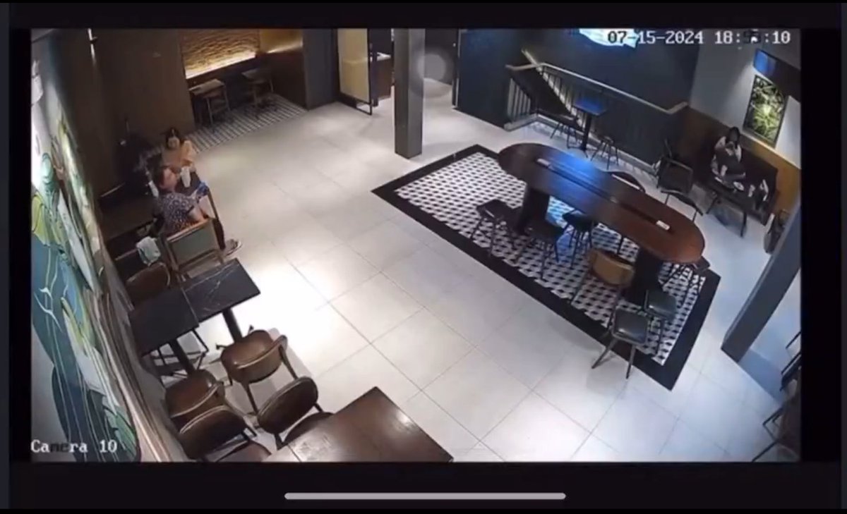 dxrkchocolx's tweet photo. CONTENT SENSITIVE 🔞

Senin 15 Juli, Vietnam🇻🇳: Setelah bertengkar di kedai teh di Kota Ho Chi Minh, seorang pria menikam mantan pacarnya lalu mengambil nyawanya sendiri https://t.co/i4uahVTfHS