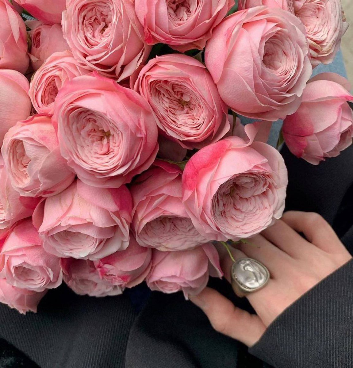 🩶↴🎀

"قيمتك في، ذاتك وليس في ،،عيون الناس قيمتك في وجودك ،، 
وليست بمن يتواجدون حولك ،، قيمتك بتعاملك وأخلاقك وحسن تربيتك وليس في إنتظار الثناء عليك،👌🏻

             •┈┈┈ 🎀 ┈┈┈•

🎀حـــــHOORــــور🎀