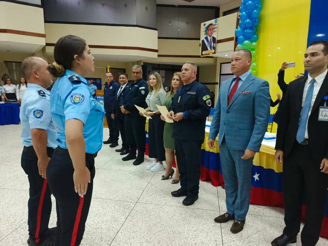 SSC_BOLIVAR's tweet photo. Acto de ascenso y condecoración en el marco del Día Nacional del Policía.
Felicitaciones a todos los hombres y mujeres que trabajan por la paz y tranquilidad de nuestro pueblo.
.
@NicolasMaduro 
@amarcanopsuv 
@Prensa_PEB https://t.co/7OmPtOtnlQ