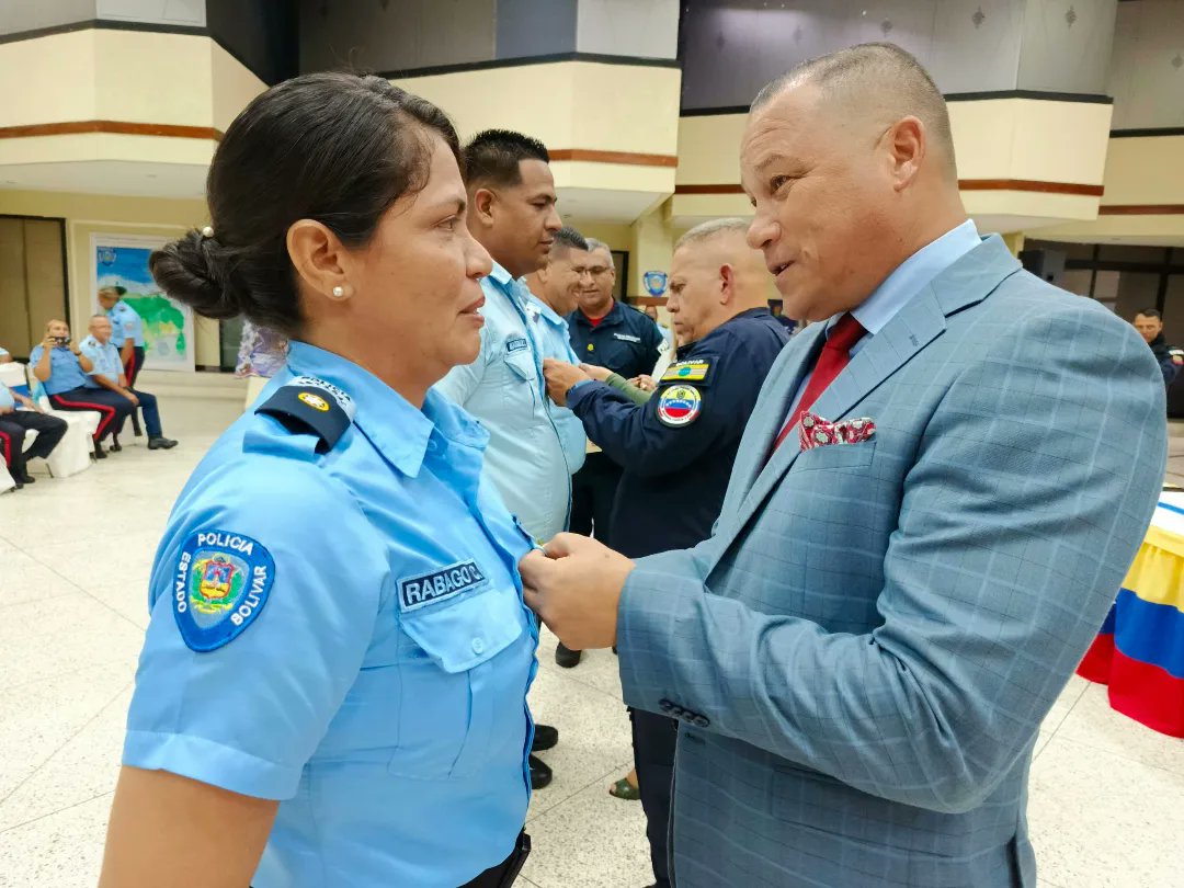 SSC_BOLIVAR's tweet photo. Acto de ascenso y condecoración en el marco del Día Nacional del Policía.
Felicitaciones a todos los hombres y mujeres que trabajan por la paz y tranquilidad de nuestro pueblo.
.
@NicolasMaduro 
@amarcanopsuv 
@Prensa_PEB https://t.co/7OmPtOtnlQ