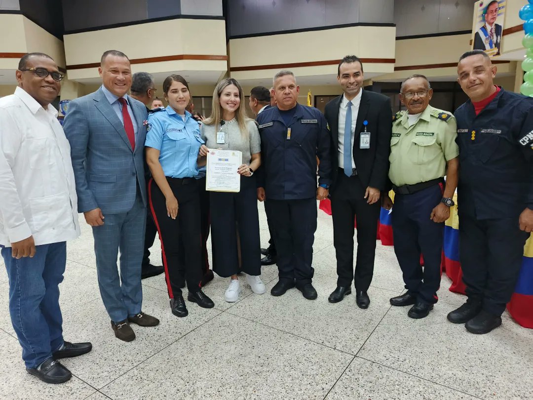 SSC_BOLIVAR's tweet photo. Acto de ascenso y condecoración en el marco del Día Nacional del Policía.
Felicitaciones a todos los hombres y mujeres que trabajan por la paz y tranquilidad de nuestro pueblo.
.
@NicolasMaduro 
@amarcanopsuv 
@Prensa_PEB https://t.co/7OmPtOtnlQ