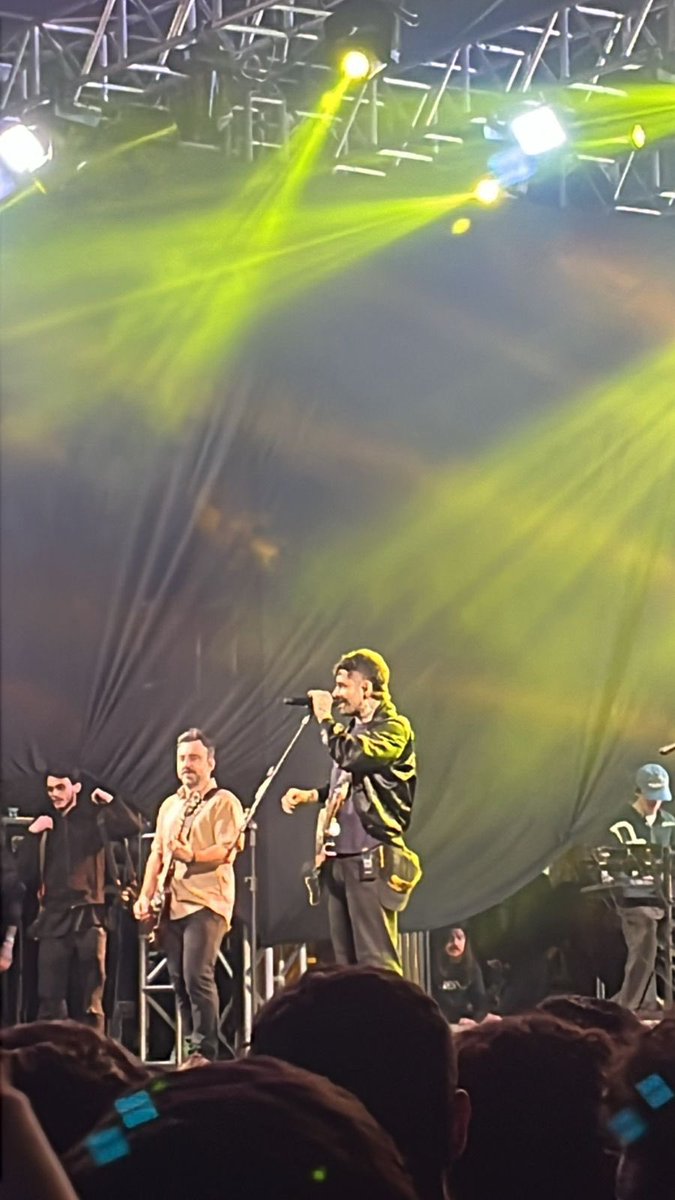 juliaabbrito's tweet photo. Vcs viram o Lucas Fresno de pertinho? Pq eu vi, melhor show da vida 🖤 ( mas n perdoo pq não cantou maré viva e nem sua alegria foi cancelada) https://t.co/x1qquwsWw8