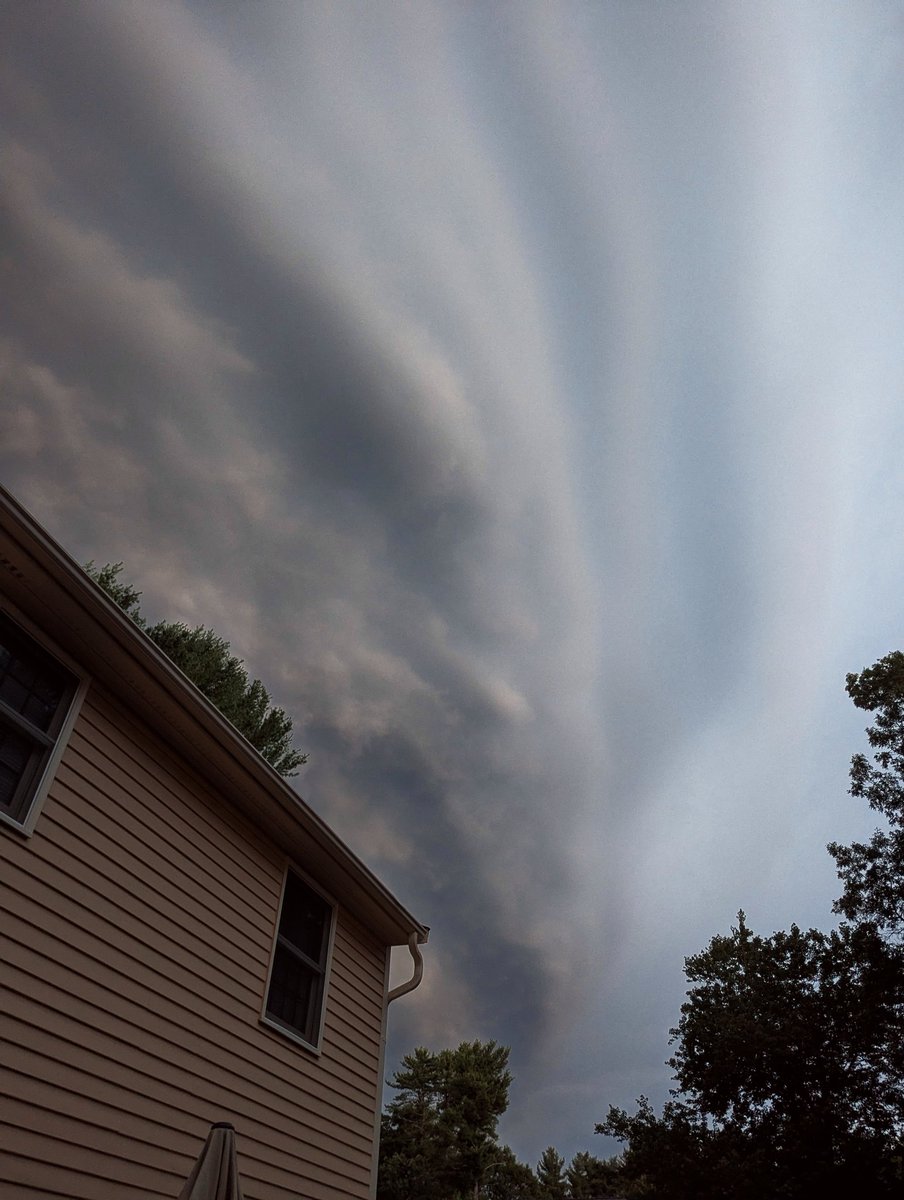 Dunstable MA. Eeeeeeek. <a href="/PeteNBCBoston/">Pete Bouchard</a> <a href="/ericfisher/">Eric Fisher</a> <a href="/Eweather13/">eweather</a>