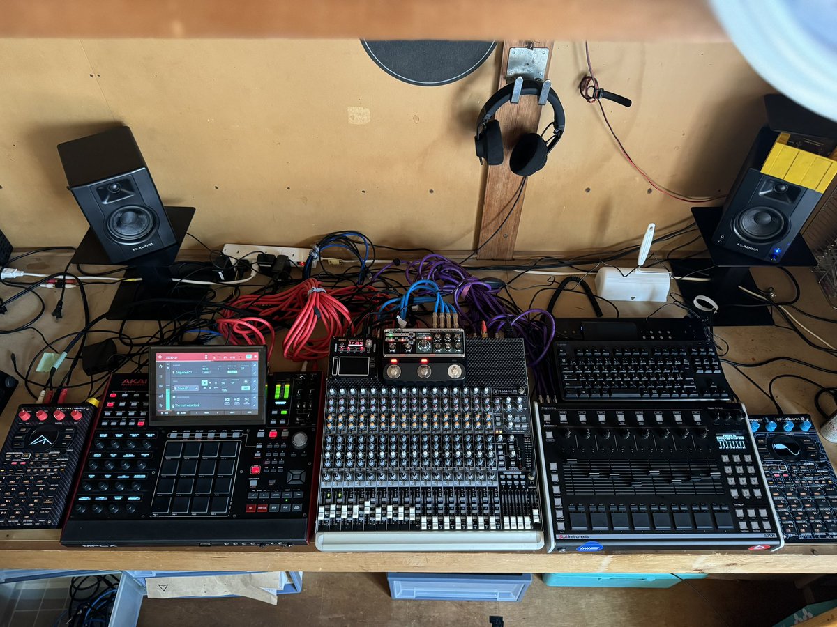 hyumattan's tweet photo. だいぶやりたい事に近づいてきた･･･ sp404mk2→MPC→8パラでMackie1604vlz3へ。sp404mk2→S2400→8パラでMackie1604vlz3へ。
NTS-3とBoss RE-202でエフェクトかけつつダブミキシング→abletonにレコーディングしてエディットとミックス。
 #DTM #MPC #BOSS #Korg https://t.co/iLtfgcpBY9