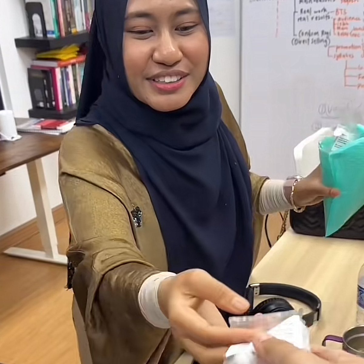 RacuntimeMy's tweet photo. Noreen tekad datang sendiri HQ nak dapatkan inhaler ni! Tahu tak kenapa cepat sangat soldout? Sebab personally,bende ni dah tolong ramai org yang letih,penat kerja kat office tu fokus dan refresh balik,siap dalam tu dia letak extract bidara lagi,mmg lega je bila guna masa kerja🥰 https://t.co/628CEr52VV