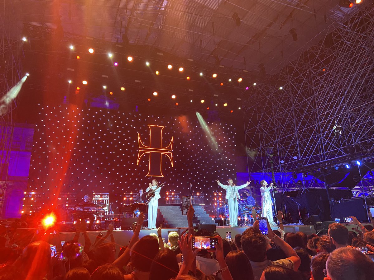 ErinnSturgess's tweet photo. Seeing TT in one my favourite cities ! A night to remember in Seville! 🌟🍊🌜 https://t.co/w5j92zOd64