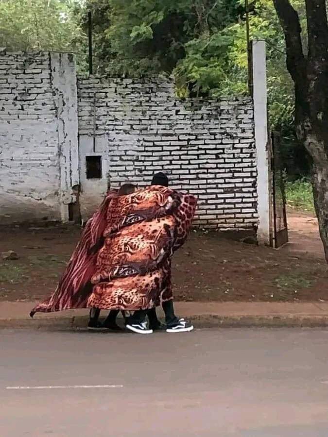 Vos y yo yendo a buscar las facturitas para el mate, pensalo