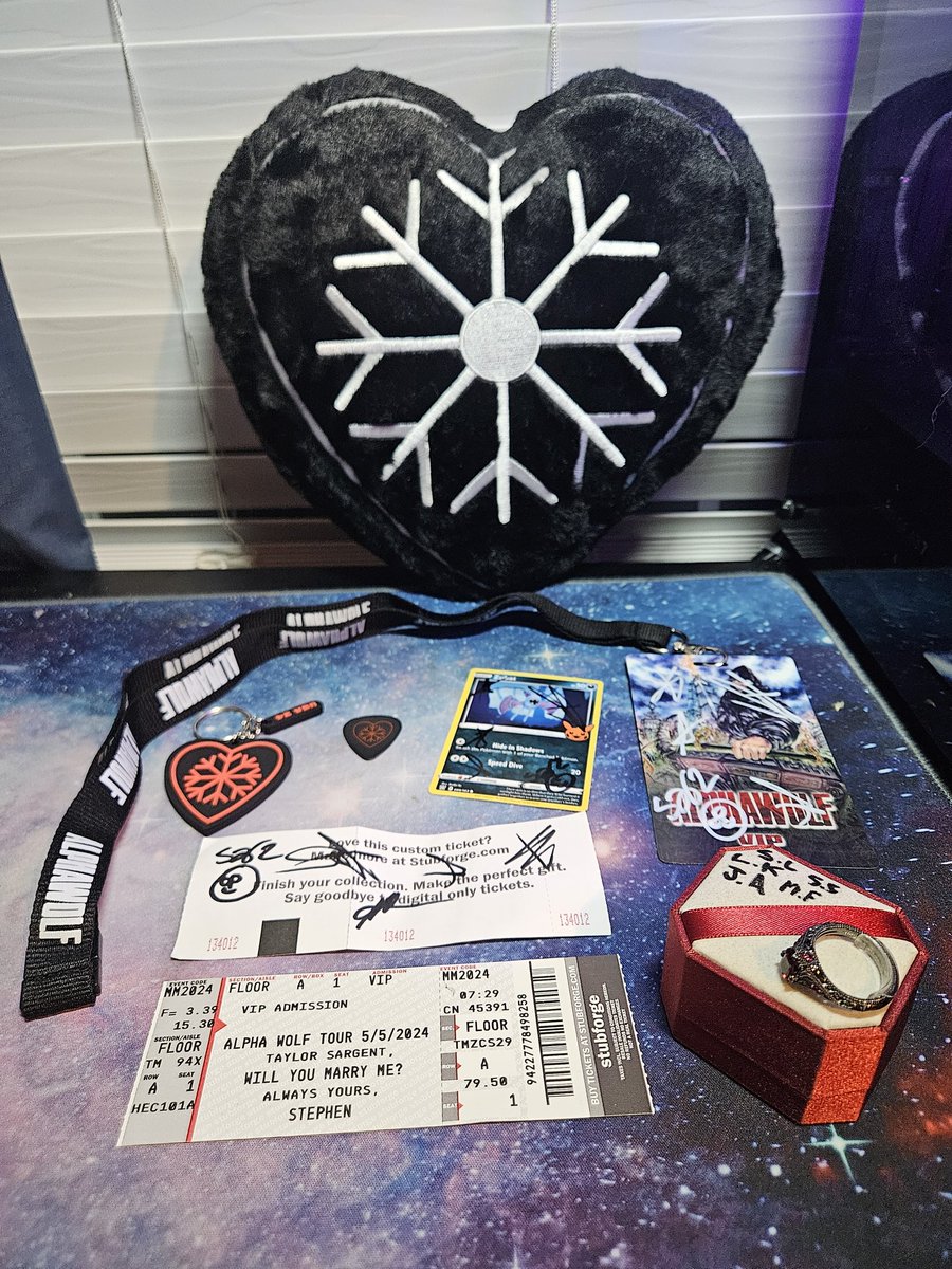 taycrayon's tweet photo. @jamielyn0127 They signed the ring box and a bunch of stuff my fiance brought, and the merch manager got us free stuff as well. And then just getting to be front row the whole show, I could not have picked a better way to get engaged. 🫶🫶 https://t.co/fRRWgZXY7Q