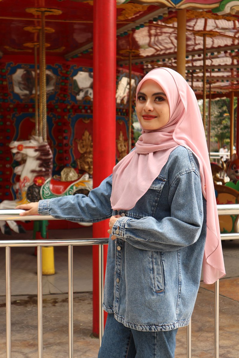Qisthenadi's tweet photo. Are you a fan of soft and sweet colors? Then our Mawar Squareshawl in code Dayang is a must-have! We’ve restocked all colors and added four new ones for you to explore. Let’s shop while stocks last! 😍❤️ https://t.co/ZaUzKgAfsg