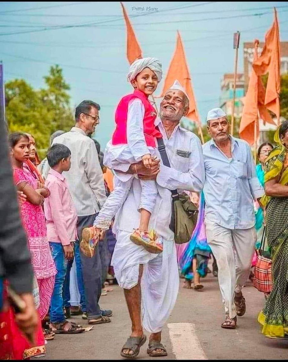 ManodipMali's tweet photo. लहानपणी वडिलांच्या कड्यावर बसून देवाचे दर्शन घ्यायचो. पण देवाचे दर्शन घेताना समजलं न��ही देवाच्याच कड्यावर बसलोय.

विठुरायाचे वारकरी 
❤️ शुभ सकाळ🙏
#Pandharpur #Pandharpurwari #Wari2024 #Ekadashi #Goodmorning #एकादशी https://t.co/W7vWSXx2DZ