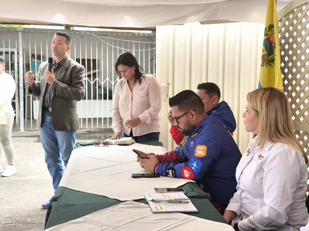 ipostel_ve's tweet photo. 2/2 Impulsados por expandir la modernización de la infraestructura postal, las autoridades del Instituto Postal Telegráfico de Venezuela (Ipostel), llevan a cabo la Inspección Técnica en la Centralizadora y Oficina Postal Telegráfica Barinas. 

📝https://t.co/bYhQWZtBY8 https://t.co/0i1jedBuFK