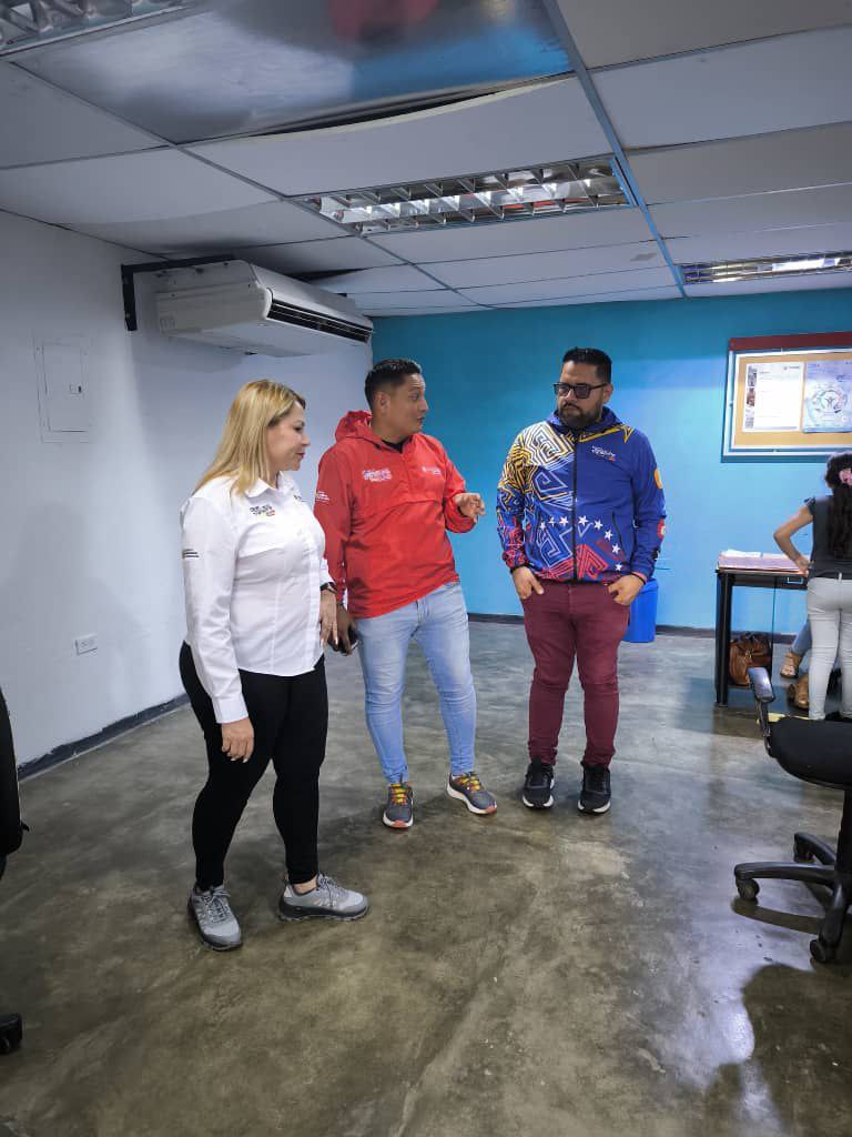 Ipostelcentll's tweet photo. #NoticiasIpostel // 1/1 Brigada Postal del Centro de Operaciones Postales de Barinas potencia su infraestructura.

📝https://t.co/LNNrtr1zT2 https://t.co/MbmMihqF5H