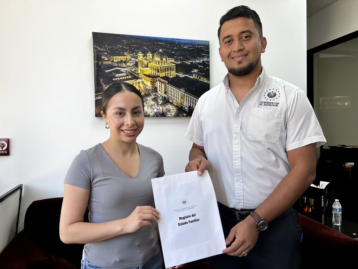ESAenCalifornia's tweet photo. Apoyamos a la compatriota, Johanna Trejo, con la inscripción de su registro de nacimiento. 🇸🇻

Recuerda que obtienes tus documentos consulares el mismo día. 

Visítanos, y recibe asistencia con:
➡️ Escrituras públicas 
➡️ Devolución de saldos AFP
➡️ Asesorías https://t.co/m3QZItzhGD