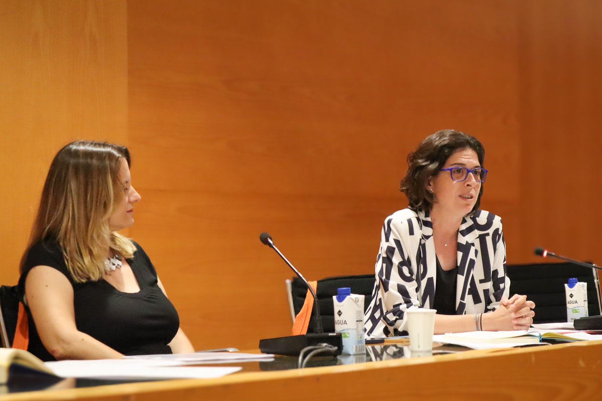 IRLlull's tweet photo. Si parlem de commemoracions, és @AnyEstelles i @anyPapasseit. A través de Pau Sanchis i @AngelsGregori, les dues figures han parlat, l’una des de la selvatgia i, l’altra, des de la sensualitat. Ha moderat el diàleg Ma Àngels Francés. 

#38JIPC https://t.co/tClgFfXLBq