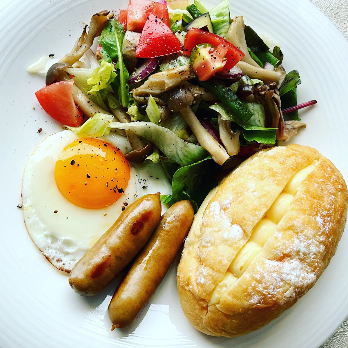 h_shimmon's tweet photo. おはよう水曜日！
まぜまぜサラダ、目玉焼き、ソーセージ、 #レモンクリームパン 。
Good morning Wednesday!
Mixed salad, a fried egg, sausages and a #LemonCream sandwich.

#料理男子 #homecooking
#料理好きな人と繋がりたい https://t.co/9jvpiEBOqG