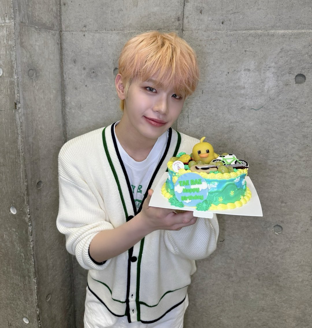 Sayngwon's tweet photo. We were so happy to meet so many of you 𝒁𝒆𝒓𝒐𝒔𝒆 up close✨ The members were touched by the heartfelt love you showed us, Thank you for coming!
We also celebrated 태래's birthday together as a group🐥 Happy birthday! 🎂 You are so loved and blessed! https://t.co/WaF8Wh4E4Y