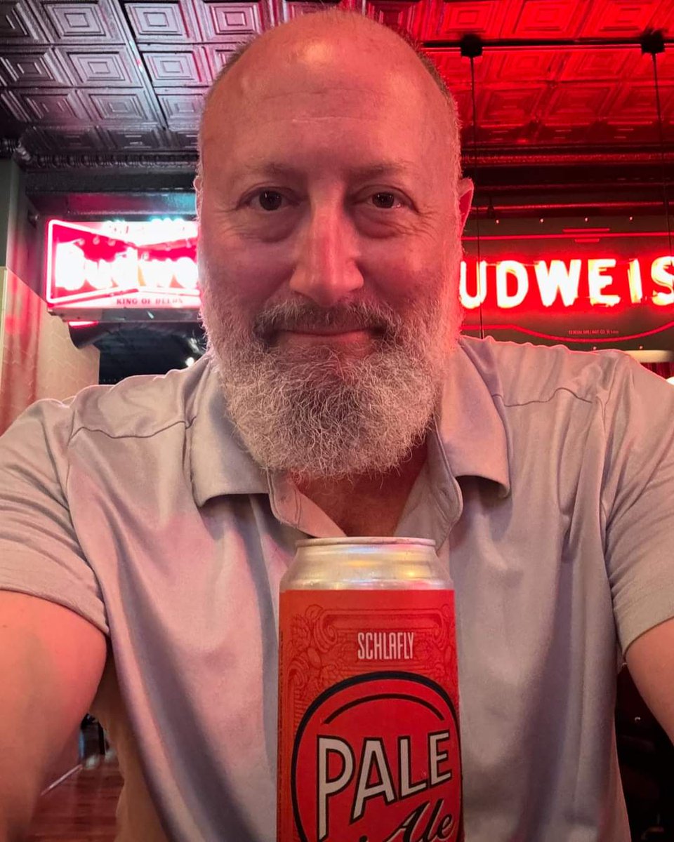 Schlafly's tweet photo. "The best bar in #STL tonight is #budspizzabeer on #kingshighway. I first spotted the iconic #budweiser sign out front months ago and have been patiently waiting. Despite the signage I went old school craft beer with @Schlafly Pale Ale."
🍺.
Credit: @Drink314 https://t.co/juTzRnuWnd
