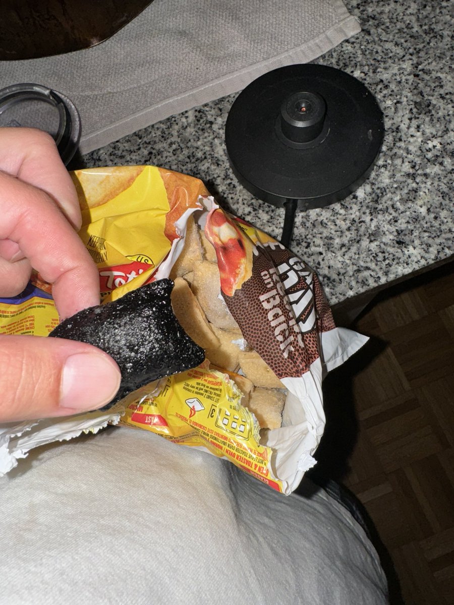mshaf5's tweet photo. I opened a bag of new totinos, the delightful snack i normally enjoy and to my surprise there is a pizza roll in there that looks like burnt wood. Is this normal? I am disappointed 😔 Had to get rid of the whole bag i was looking forward to enjoying @totinos https://t.co/DIGwoXvm7Y