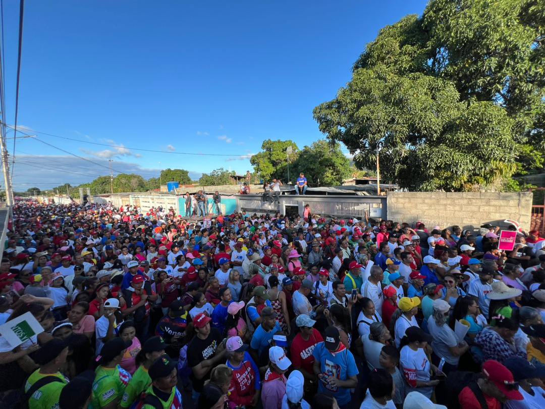 AdolfoP_Oficial's tweet photo. #16Jul Tremenda marcha de pueblo en la comunidad José Gregorio Hernández en la parroquia Guerrera Ana Soto del municipio Iribarren, con la visita de nuestro hermano @dcabellor. 

El 28 de julio saldremos con compromiso a votar por @nicolasmaduro. https://t.co/UrRCHiEjqI