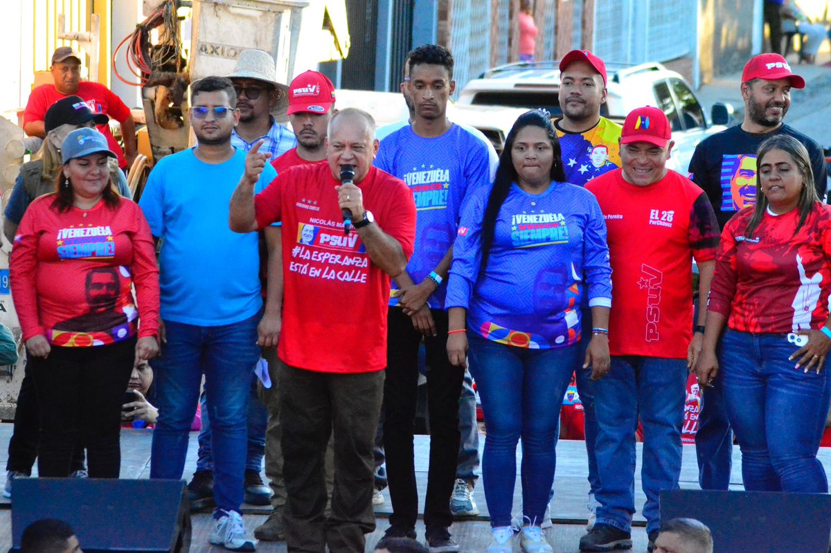 AdolfoP_Oficial's tweet photo. #16Jul Tremenda marcha de pueblo en la comunidad José Gregorio Hernández en la parroquia Guerrera Ana Soto del municipio Iribarren, con la visita de nuestro hermano @dcabellor. 

El 28 de julio saldremos con compromiso a votar por @nicolasmaduro. https://t.co/UrRCHiEjqI