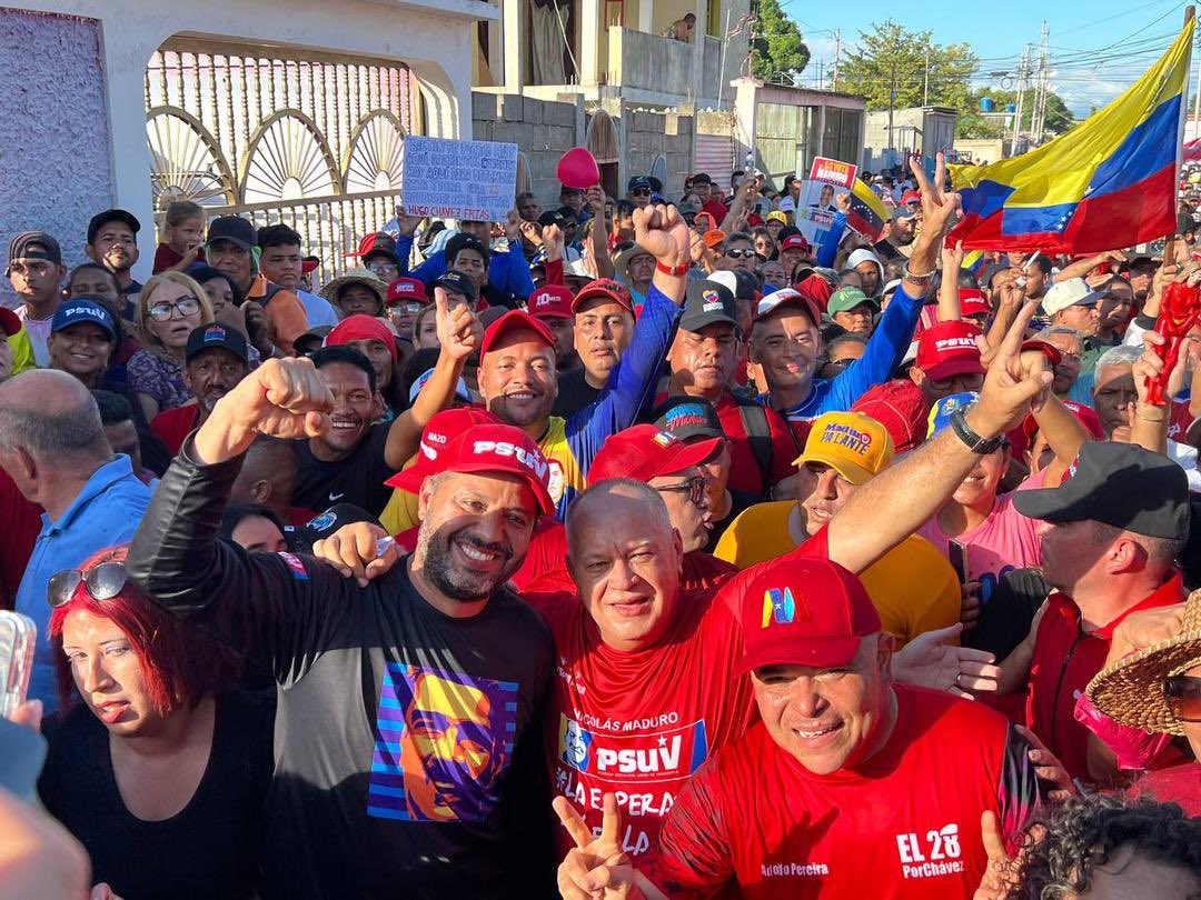 AdolfoP_Oficial's tweet photo. #16Jul Tremenda marcha de pueblo en la comunidad José Gregorio Hernández en la parroquia Guerrera Ana Soto del municipio Iribarren, con la visita de nuestro hermano @dcabellor. 

El 28 de julio saldremos con compromiso a votar por @nicolasmaduro. https://t.co/UrRCHiEjqI