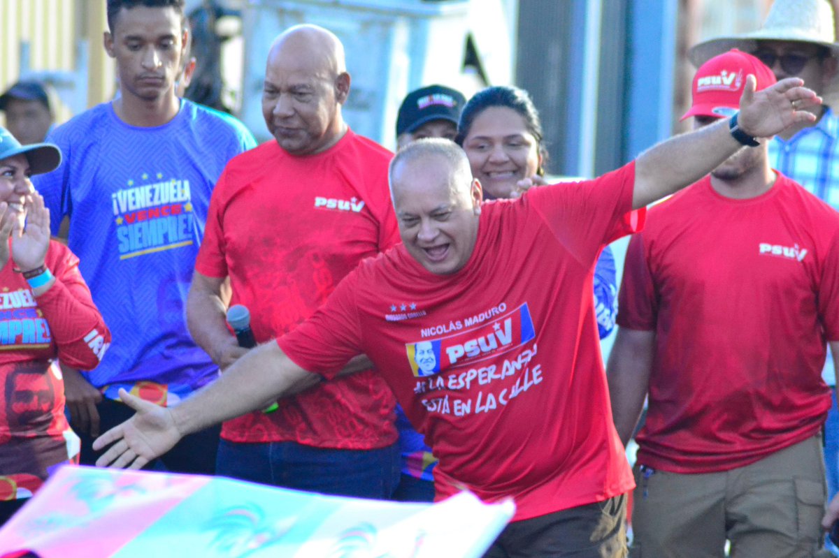 AdolfoP_Oficial's tweet photo. #16Jul Tremenda marcha de pueblo en la comunidad José Gregorio Hernández en la parroquia Guerrera Ana Soto del municipio Iribarren, con la visita de nuestro hermano @dcabellor. 

El 28 de julio saldremos con compromiso a votar por @nicolasmaduro. https://t.co/UrRCHiEjqI