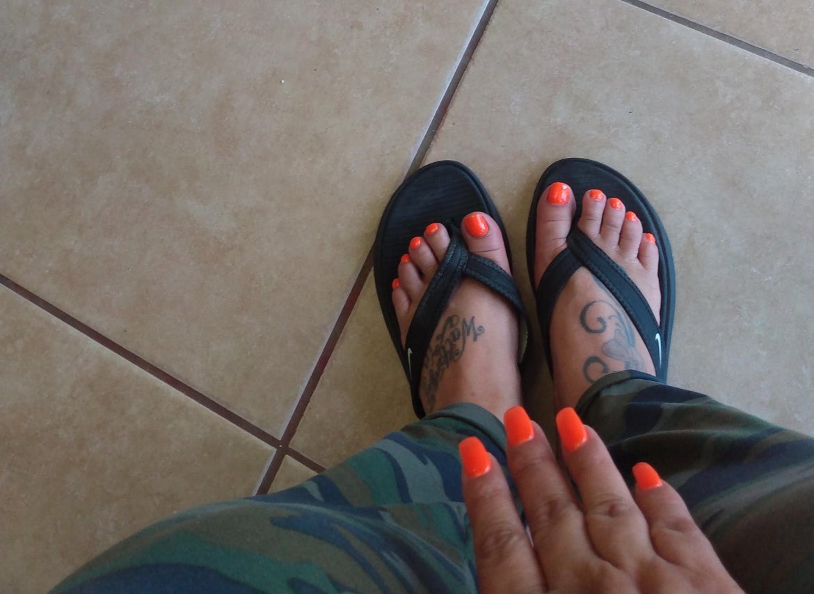 HitchyeTheresa's tweet photo. Open your mouth & y(our) wallet
#findom #bossyaf #feetworshiฬp #footfetish https://t.co/xdNB3QgvlI