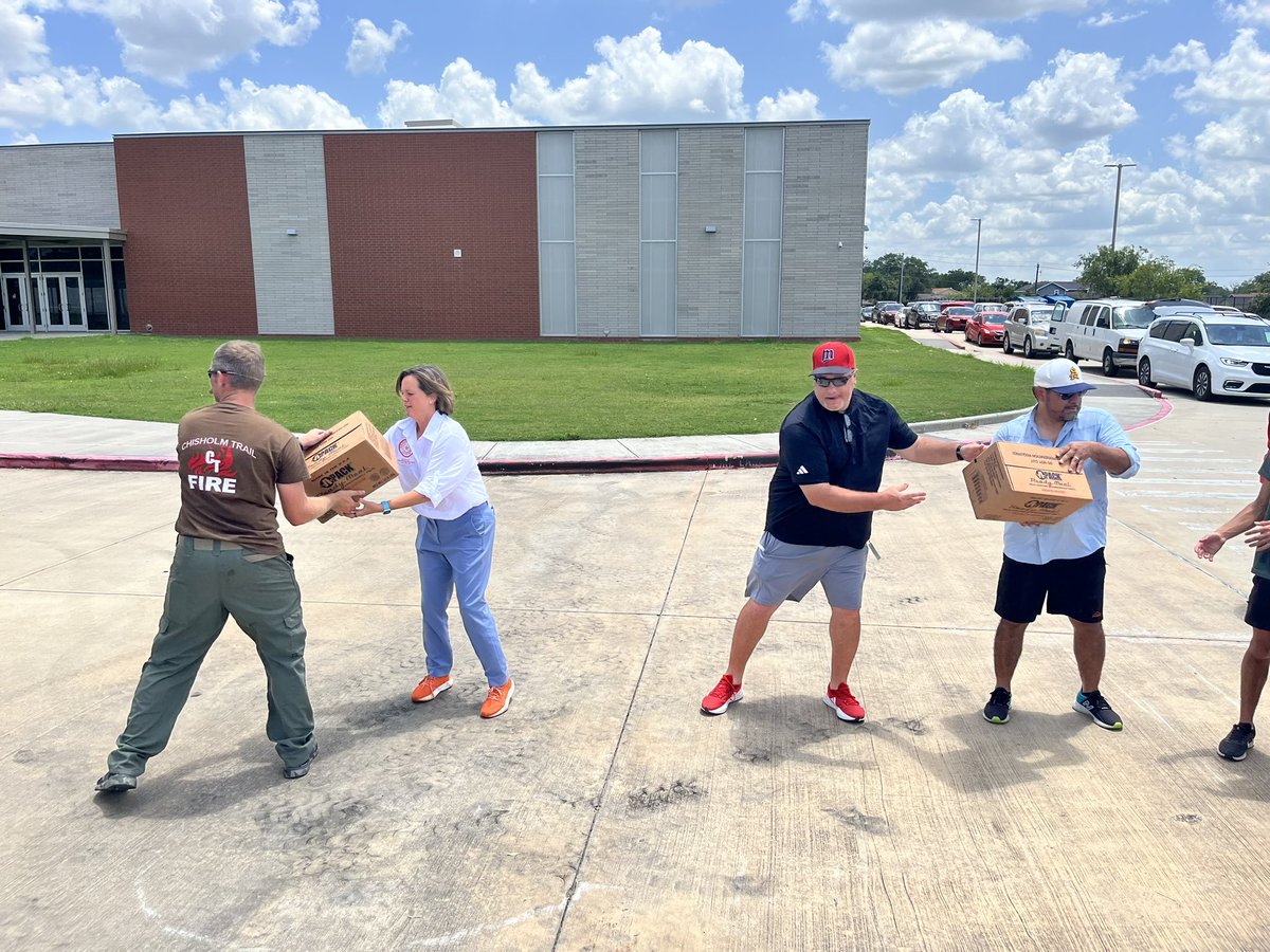 Armando Walle (@repwalle) on Twitter photo Over 1,000 families were served today with ice and water. <a href="/AldineISD/">Aldine ISD</a> staff & PD, <a href="/TDEM/">Texas Division of Emergency Management</a>, <a href="/TXForestService/">Texas A&M Forest Service</a> Castlewood Civic Club, & many others unloaded three trailers full of supplies. Even MAC Coaches & players. Mead MS staff and LOTC. #txlege Over 1,000 families were served today with ice and water. <a href="/AldineISD/">Aldine ISD</a> staff & PD, <a href="/TDEM/">Texas Division of Emergency Management</a>, <a href="/TXForestService/">Texas A&M Forest Service</a> Castlewood Civic Club, & many others unloaded three trailers full of supplies. Even MAC Coaches & players. Mead MS staff and LOTC. #txlege