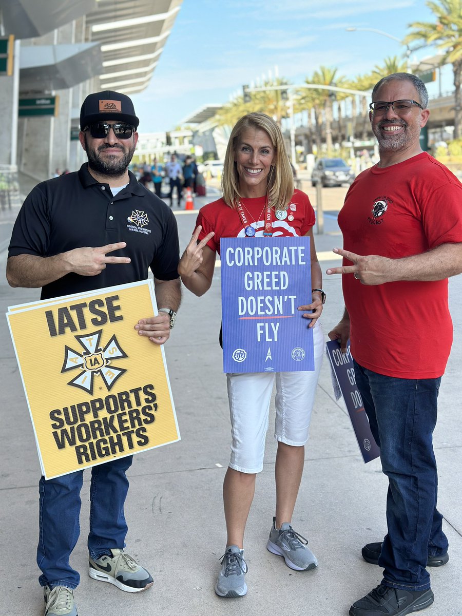 UnionOrBustPod's tweet photo. In #solidarity with @AFACWA, and it’s always a pleasure to bump into @FlyingWithSara. https://t.co/XPMov9T5rx