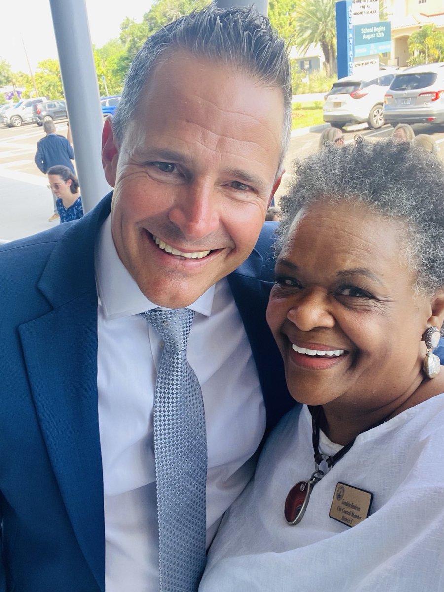 ItsMeGwen813's tweet photo. ⁦@HCPS_AdumK8⁩ is absolutely stunning! 🚌✏️📚🌴 Go aviators! ✈️  I am so excited for the students, faculty, staff and community. Congratulations to the Adum family. https://t.co/wf4U5uH1pf