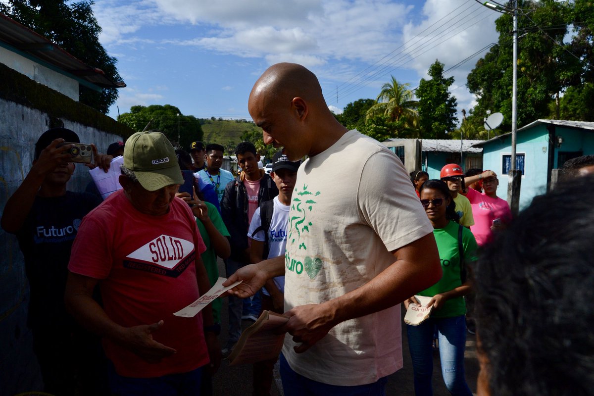 HectoRodriguez's tweet photo. Hoy en Puerto Ayacucho y en cada comunidad que visitamos la gente nos expresa su deseo de paz. Paz para seguir recuperando nuestra economía, los servicios públicos, la salud, la educación, la estabilidad y el bienestar de todas las familias. 

¡Ese es el camino! El 28J votamos por un futuro de paz con @NicolasMaduro. Arriba en el corazón #VotaFuturo!
