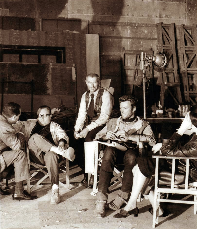 filmes_e_filmes's tweet photo. Sergio Leone, Lee Van Cleef e Clint Eastwood no set de "For a Few Dollars More", clássico do spaghetti western de 1965 e segundo longa da famosa 'trilogia dos dólares'.♥️🎥
#forafewdollarsmore #sergioleone #leevancleef #clinteastwood #dollarstrilogy #western #spaghettiwestern https://t.co/GiHbgf5ZIm