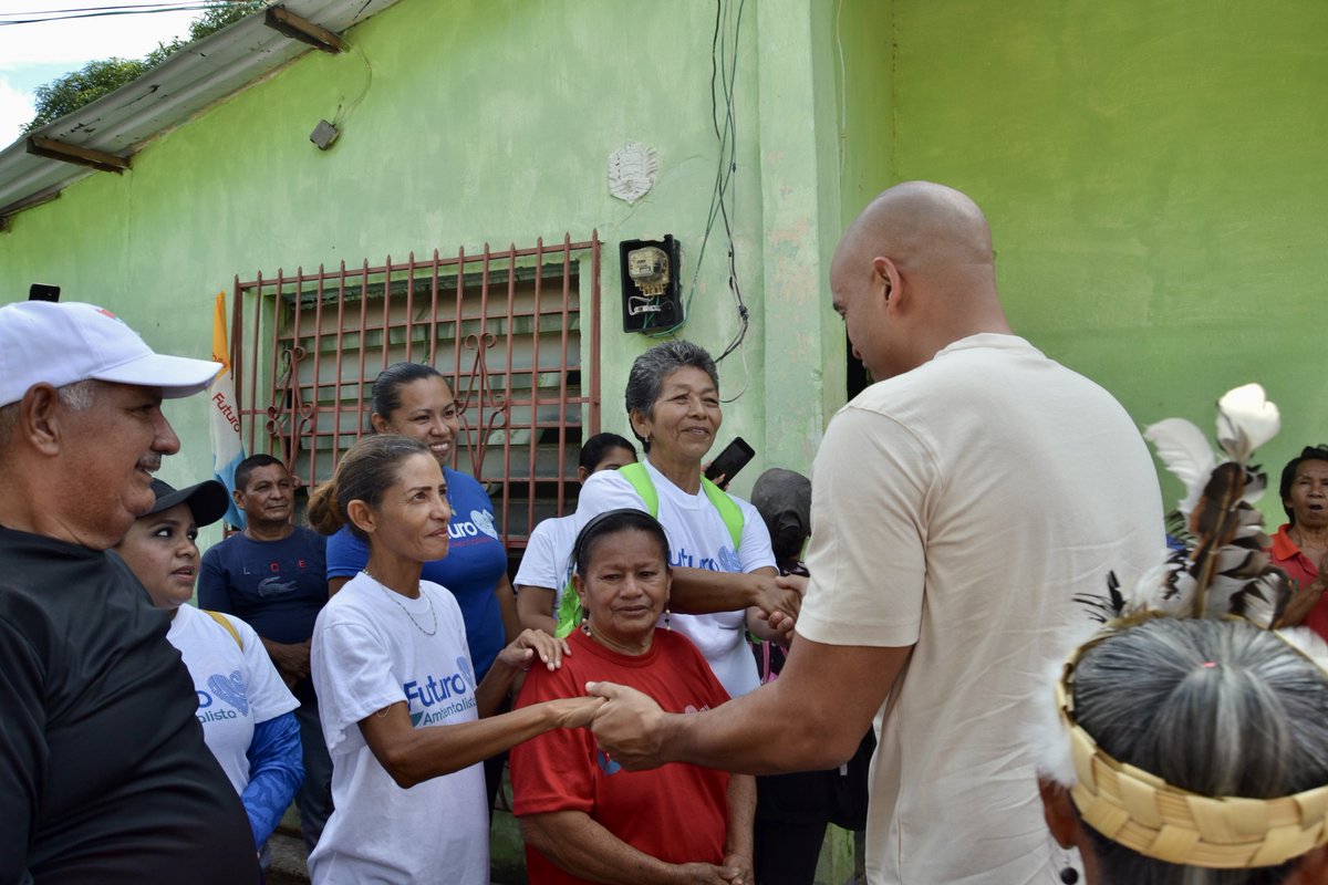 HectoRodriguez's tweet photo. Hoy en Puerto Ayacucho y en cada comunidad que visitamos la gente nos expresa su deseo de paz. Paz para seguir recuperando nuestra economía, los servicios públicos, la salud, la educación, la estabilidad y el bienestar de todas las familias. 

¡Ese es el camino! El 28J votamos por un futuro de paz con @NicolasMaduro. Arriba en el corazón #VotaFuturo!