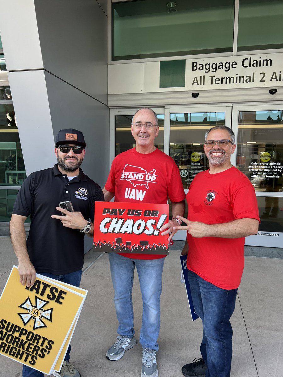 UnionOrBustPod's tweet photo. In #solidarity with @UAW. Pleasure meeting @SeanFain1. https://t.co/970mHjgcGP