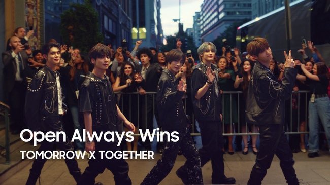 CTXTBR's tweet photo. 📰 Saiu um artigo com detalhes sobre a música "Open Always Wins", que será lançada logo mais (17/7) às 1h (BRT)! Confiram os detalhes!

🔗https://t.co/h9PQC8y3l8

"O TXT vai lançar amanhã (17) a música da marca Samsung Galaxy, "Open Always Wins"

"Open Always Wins" é a música da marca Samsung Galaxy que transmite a mensagem de que todos que desafiam algo com a mente aberta são vencedores.

Soobin, Yeonjun, Taehyun e Huening Kai participaram do processo de escrita da letra e adicionaram sinceridade à música. 

Espera-se que a mensagem promissora da música traga força e esperança àqueles que se esforçam para trabalhar duro e enfrentar desafios para atingir seus próprios objetivos.

Essa música exala uma energia fenomenal ao misturar as vozes poderosas de TOMORROW X TOGETHER com um som intenso de guitarra através do gênero rock alternativo, trazendo de volta um sentimento de nostalgia dos anos 1980-1990. 

Junto com a música oficial, o videoclipe com TOMORROW X TOGETHER também será lançado. O vídeo, que será postado no canal da Samsung Electronics no YouTube, irá se entrelaçar suavemente o processo até os membros subirem ao palco para um show, junto com a paixão dos atletas do time Samsung Galaxy. Através disso, TOMORROW X TOGETHER transmite seu respeito e apoio às pessoas que trabalham duro e se desafiam em suas próprias áreas. 

TOMORROW X TOGETHER disse que “a música contém uma mensagem de apoio que diz ‘não desanime pelo fracasso e enfrente desafios com ousadia, a pessoa que crescer através disso será um verdadeiro vencedor’. Estamos felizes por ter trabalhado com a Samsung neste projeto significativo.”

TOMORROW X TOGETHER terá desafio de dança para ‘Open Always Wins’. Este desafio foi planejado para apoiar atletas de todo o mundo e os detalhes serão revelados posteriormente.”

Cr. translatingTXT

@TXT_members