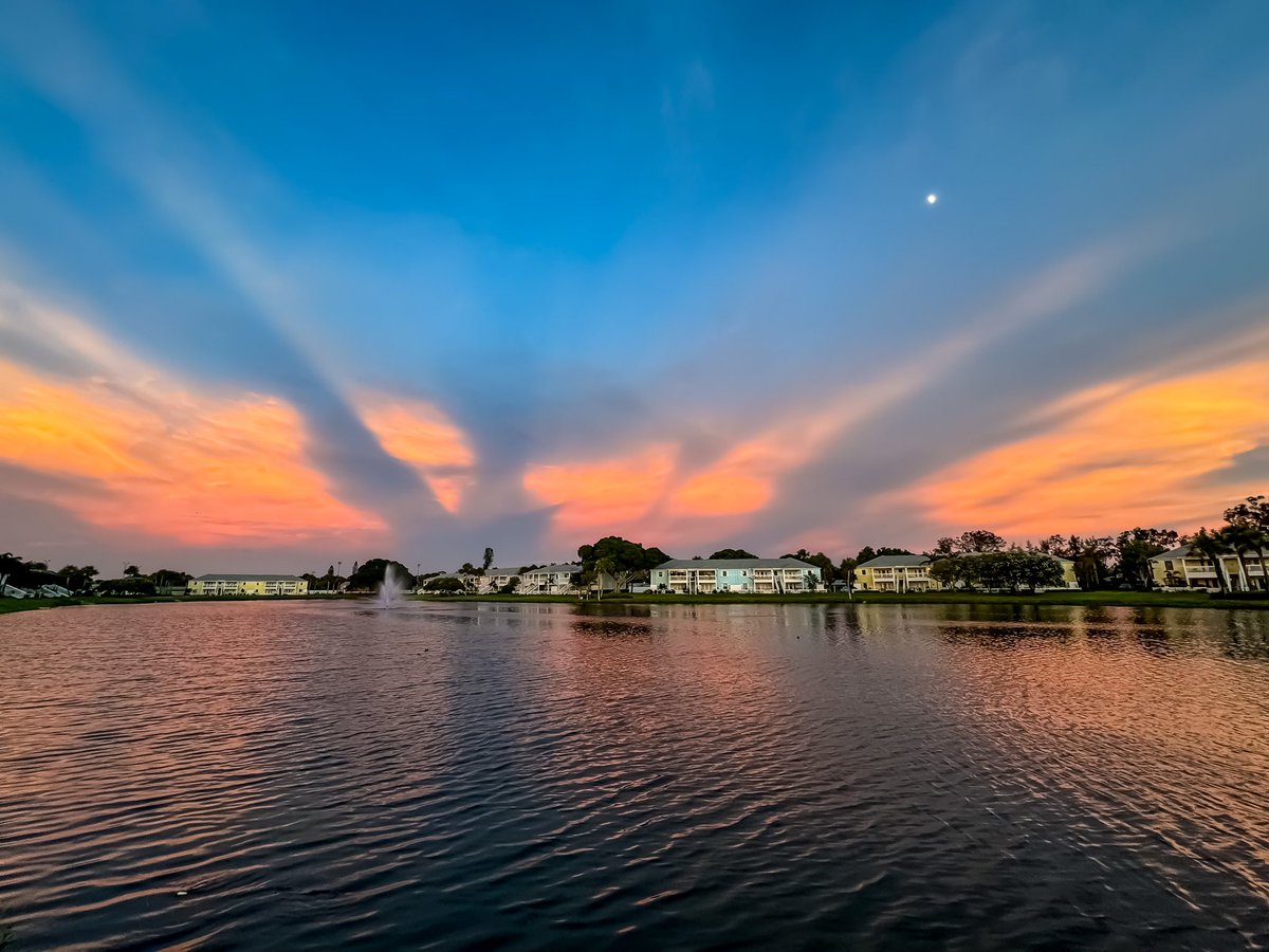 I’m having weather nerd orgasms yall.  ANTO CREPUSCULAR RAYS! 🤩 <a href="/JimCantore/">Jim Cantore</a> <a href="/mikebettes/">Mike Bettes</a> <a href="/weatherchannel/">The Weather Channel</a> <a href="/NWSTampaBay/">NWS Tampa Bay</a> <a href="/bn9weather/">Spectrum Bay News 9 Weather</a> <a href="/WFLAMaxDefender/">Max Defender 8 Weather Team</a>  <a href="/10TampaBay/">10 Tampa Bay News</a> @abcactionnews <a href="/DenisPhillipsWx/">Denis Phillips</a> <a href="/tropicalupdate/">Mike's Weather Page</a> <a href="/WeatherNation/">WeatherNation</a> <a href="/JacquiJerasTV/">Jacqui Jeras</a> <a href="/accuweather/">AccuWeather</a> <a href="/WeatherProf/">Jeff Berardelli</a>