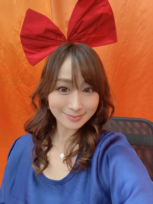神戸イベントありがとうございましたー😉1年に1度はお都連れたい街😃  サイン会が終わったのが20時半、ホテルに着いたのは21時は過ぎていて、夜景をじっくり見ずに寝てしまうという🥲 夜の神戸ももっと楽しめば良かったな🤣  @kaitorimaxs<a class="tags" target="_blank" title="On Twitter" href="/?out=eyJ0eXAiOiJKV1QiLCJhbGciOiJIUzUxMiJ9.eyJpYXQiOjE3MjY4NzE1MzAsImlzcyI6InR3cG9ybnN0YXJzLmNvbSIsIm5iZiI6MTcyNjg3MTUzMCwiZXhwIjoxNzU4NDA3NTMwLCJyZWRpcmVjdF91cmwiOiJodHRwczovL3R3aXR0ZXIuY29tL2thaXRvcmltYXhzIn0.S41PLGgSjKR8rYlYVA_QTi3rkC2srpGyVja38TvHqM5V2AwSJoA3ylmuYIUJQQuVlQ_LgTd0uV9EN3l5lhZGaw">@kaitorimaxs</a><a href="/tag/%E5%B7%9D%E4%B8%8A%E3%82%86%E3%81%86"class="tags"><span>#川上ゆう</span></a><a href="/tag/%E3%83%A9%E3%82%A6%E3%83%B3%E3%82%B8%E3%83%90%E3%83%BC%E3%83%A9%E3%83%93%E3%83%AA%E3%83%B3%E3%82%B9"class="tags"><span>#ラウンジバーラビリンス</span></a>