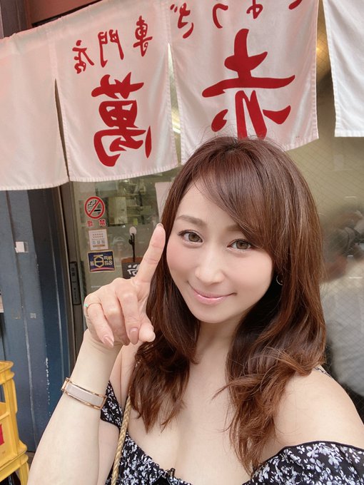 神戸イベントありがとうございましたー😉1年に1度はお都連れたい街😃  サイン会が終わったのが20時半、ホテルに着いたのは21時は過ぎていて、夜景をじっくり見ずに寝てしまうという🥲 夜の神戸ももっと楽しめば良かったな🤣  @kaitorimaxs<a class="tags" target="_blank" title="On Twitter" href="/?out=eyJ0eXAiOiJKV1QiLCJhbGciOiJIUzUxMiJ9.eyJpYXQiOjE3MjY4NzE1MzAsImlzcyI6InR3cG9ybnN0YXJzLmNvbSIsIm5iZiI6MTcyNjg3MTUzMCwiZXhwIjoxNzU4NDA3NTMwLCJyZWRpcmVjdF91cmwiOiJodHRwczovL3R3aXR0ZXIuY29tL2thaXRvcmltYXhzIn0.S41PLGgSjKR8rYlYVA_QTi3rkC2srpGyVja38TvHqM5V2AwSJoA3ylmuYIUJQQuVlQ_LgTd0uV9EN3l5lhZGaw">@kaitorimaxs</a><a href="/tag/%E5%B7%9D%E4%B8%8A%E3%82%86%E3%81%86"class="tags"><span>#川上ゆう</span></a><a href="/tag/%E3%83%A9%E3%82%A6%E3%83%B3%E3%82%B8%E3%83%90%E3%83%BC%E3%83%A9%E3%83%93%E3%83%AA%E3%83%B3%E3%82%B9"class="tags"><span>#ラウンジバーラビリンス</span></a>