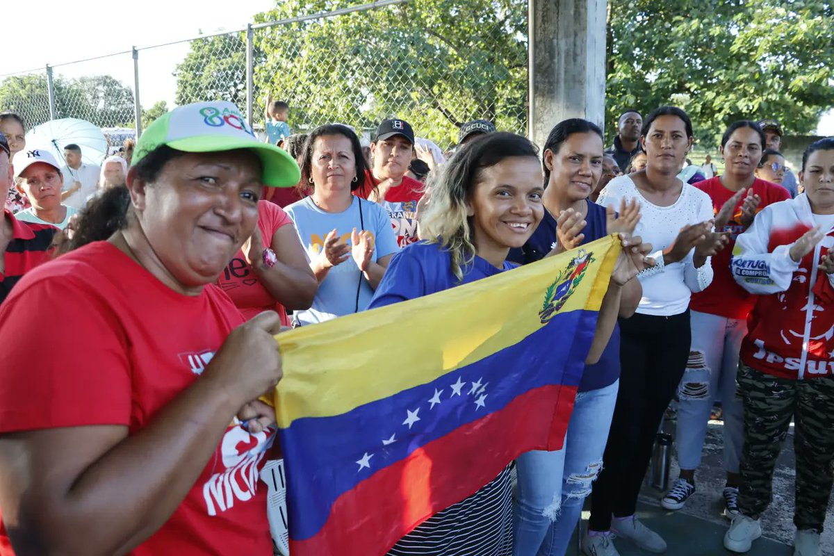 #EnFotos Asamblea comunal en la parroquia Ramón Peraza rumbo a la victoria del #28J con nuestro Gallo Pinto <a href="/NicolasMaduro/">Nicolás Maduro</a> 

#MaduroPresidente #LaEsperanzaEstáEnLaCalle
#PortuguesaVenceConNicolás #MaduroEsElDeChávez #LealesSiempreTraidoresNunca #FuriaBolivariana #PáezPresente