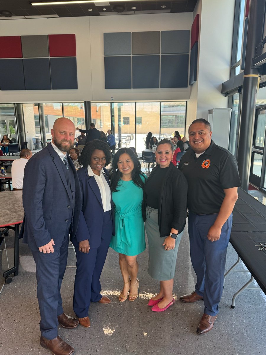 KMadlock13's tweet photo. What a great honor it is to be a part of something so wonderful with my mentors. Thank you @AudelacruzDISD @mschan08 and Mr. Hernandez. @DallasISDSupt @SBarrios_DISD @RyanZysk @DanforDISD https://t.co/5P5dY5U0Y1