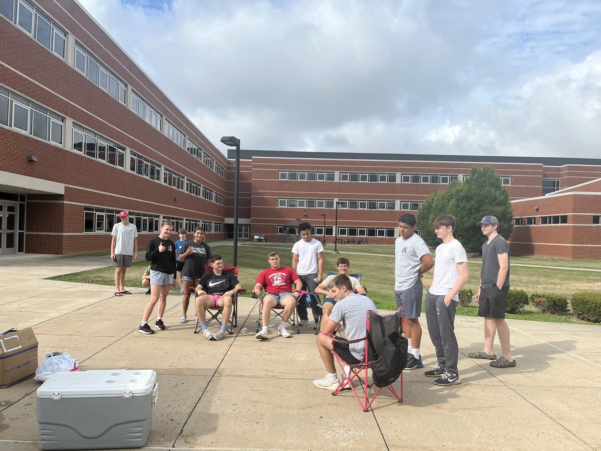 BigRedWrestle's tweet photo. Our wrestling did an awesome job collecting old clothes to a good cause!! https://t.co/umBdpE2iiz
