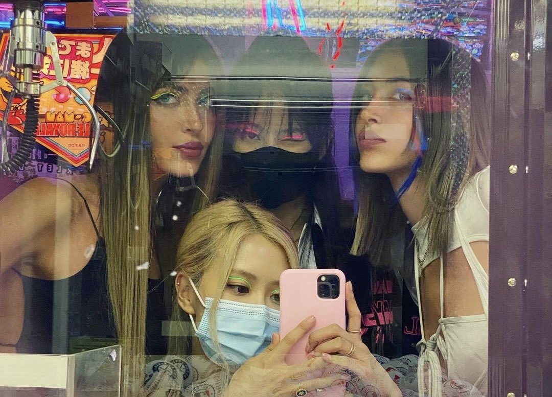 rsrosiess's tweet image. LA girlies 👩🏻‍❤️‍💋‍👩🏼