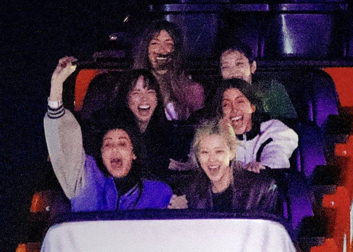 rsrosiess's tweet image. LA girlies 👩🏻‍❤️‍💋‍👩🏼