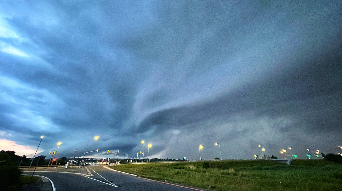 Rain showers shouldn’t look this interesting … in Woodstock now. <a href="/weathernetwork/">The Weather Network</a> #onstorm