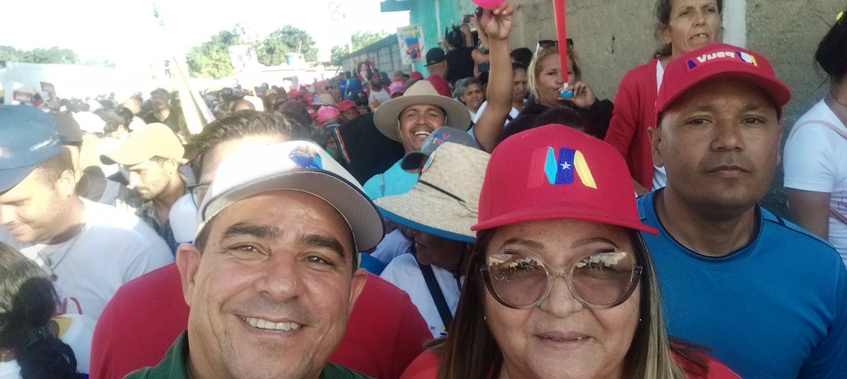 RSuarezPSUV's tweet photo. Es una energía inigualable la que se vive en cada movilización de la fuerza de la revolución en apoyo a nuestro Pdte @NicolasMaduro es Pasión, Amor, Patriotismo, Lucha, es Victoria.

Con Bolivar, Chávez con @NicolasMaduro Nosotros Venceremos! https://t.co/DqWoquN188